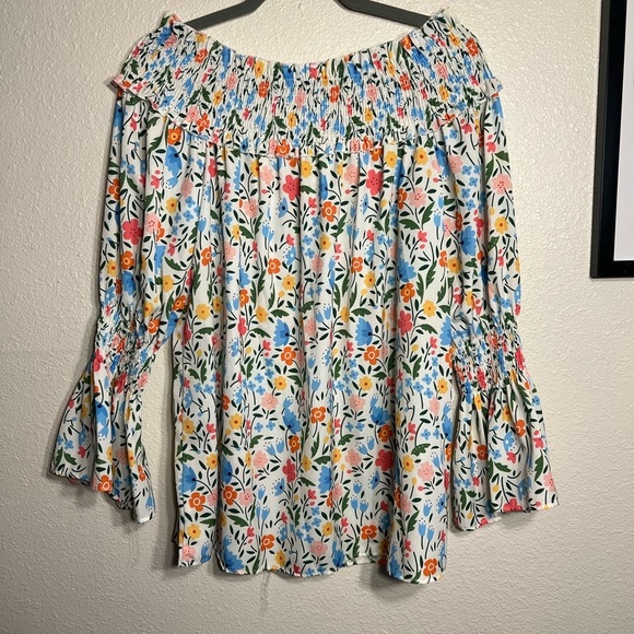 Tops - ✨5 for $25✨ Floral ruched off the shoulder blouse